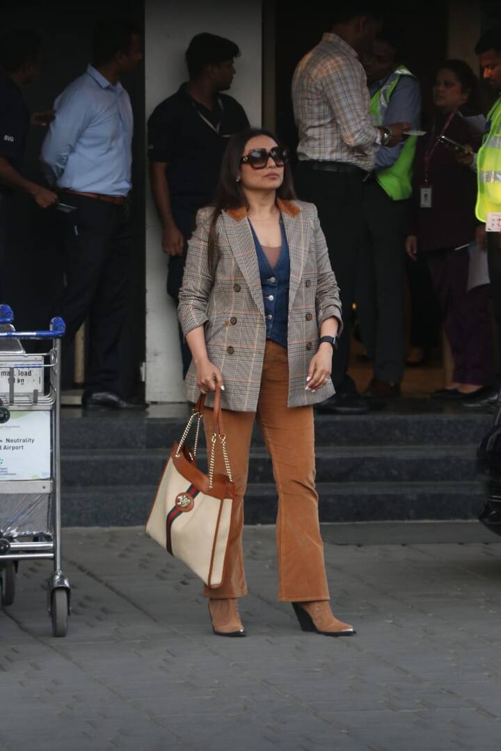 अब बहुत जल्द एक्ट्रेस कई बड़े प्रोजेक्ट्स में नजर आने वाले हैं. वहीं अनंत के प्री वेडिंग से रानी का लुक देखने के लिए फैंस खूब एक्साइटिड हैं.