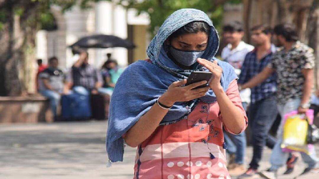 TN Weather Update: மண்டையை பிளக்கும் வெயில்.. 100 டிகிரி பாரன்ஹீட் கடந்து பதிவாகும் வெப்பநிலை.. தவிக்கும் மக்கள்.. A few districts in Tamil Nadu have recorded temperatures crossing 100 degrees Fahrenheit, the Meteorological Department said. TN Weather Update: மண்டையை பிளக்கும் வெயில்.. 100 டிகிரி பாரன்ஹீட் கடந்து பதிவாகும் வெப்பநிலை.. தவிக்கும் மக்கள்..