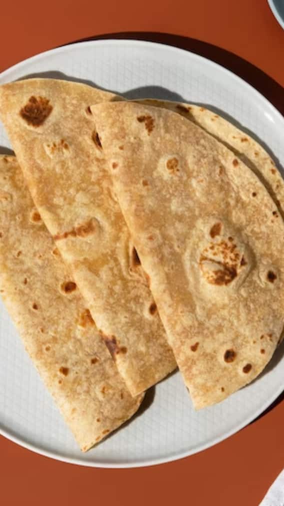 রুটি শক্ত হয়ে যায়? নুনের বদলে এগুলি দিয়ে মেখে দেখুন