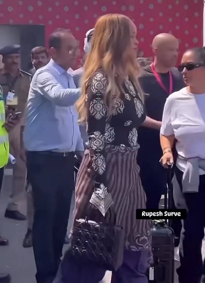 ਹੁਣ ਦੋਵਾਂ ਦਾ ਪ੍ਰੀ-ਵੈਡਿੰਗ ਫੰਕਸ਼ਨ 1 ਮਾਰਚ ਤੋਂ ਸ਼ੁਰੂ ਹੋਵੇਗਾ ਅਤੇ 3 ਮਾਰਚ ਤੱਕ ਚੱਲੇਗਾ, ਜਿਸ ਦਾ ਆਯੋਜਨ ਜਾਮਨਗਰ, ਗੁਜਰਾਤ ਦੇ ਰਿਲਾਇੰਸ ਗ੍ਰੀਨਸ ਕੰਪਲੈਕਸ 'ਚ ਕੀਤਾ ਗਿਆ ਹੈ।