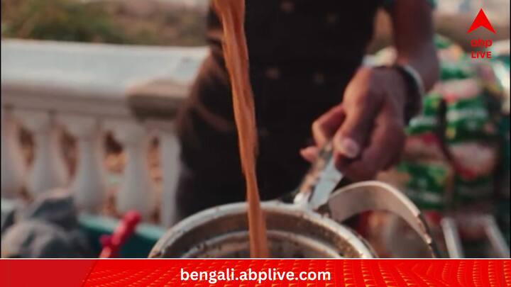 ভিডিওয় দেখা যাচ্ছে, ডলি চায়ওয়ালার কাছে এসে এক কাপ চা চেয়েছেন গেটস। তার পর, কী ভাবে নিজস্ব কায়দায় ডলি চা বানালেন, সেটিই দেখার বিষয়। এর মধ্যে ২ লক্ষেরও বেশি 'ভিউজ' হয়েছে ওই ভিডিওয়। (ছবি:Bill Gates Instagram)