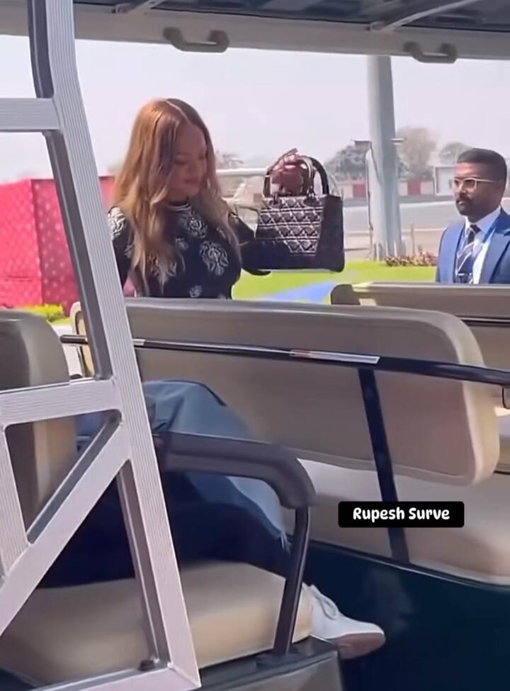 ਮੁਕੇਸ਼ ਅੰਬਾਨੀ ਅਤੇ ਨੀਤਾ ਅੰਬਾਨੀ ਦੇ ਸਭ ਤੋਂ ਛੋਟੇ ਬੇਟੇ ਅਨੰਤ ਅੰਬਾਨੀ ਰਾਧਿਕਾ ਮਰਚੈਂਟ ਦੇ ਵਿਆਹ ਨੂੰ ਲੈ ਕੇ ਕਾਫੀ ਉਤਸ਼ਾਹਿਤ ਨਜ਼ਰ ਆ ਰਹੇ ਹਨ।