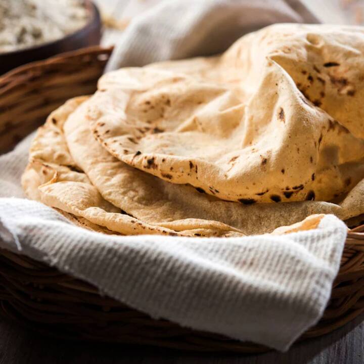 ਆਯੁਰਵੇਦ ਦਾ ਮੰਨਣਾ ਹੈ ਕਿ ਬੇਹੀ ਰੋਟੀ ਖਾਣ ਨਾਲ ਸਰੀਰ ਦੇ ਦੋਸ਼ਾਂ (ਵਾਤ, ਪਿੱਤ ਅਤੇ ਕਫ) ਨੂੰ ਸੰਤੁਲਿਤ ਕਰਨ ਵਿੱਚ ਮਦਦ ਮਿਲਦੀ ਹੈ। ਬੇਹੀ ਰੋਟੀ ਦਾ ਸੁੱਕਾ ਅਤੇ ਹਲਕਾ ਸੁਭਾਅ ਕਫਾ ਦੋਸ਼ ਨੂੰ ਸ਼ਾਂਤ ਕਰਦਾ ਹੈ, ਜਦੋਂ ਕਿ ਇਸਦਾ ਗਰਮ ਹੋਣ ਦਾ ਪ੍ਰਭਾਵ ਵਾਤ ਦੋਸ਼ ਨੂੰ ਸੰਤੁਲਿਤ ਕਰਦਾ ਹੈ, ਇਸ ਨੂੰ ਹਰ ਕਿਸੇ ਲਈ ਇੱਕ ਢੁਕਵੀਂ ਚੋਣ ਬਣਾਉਂਦਾ ਹੈ।