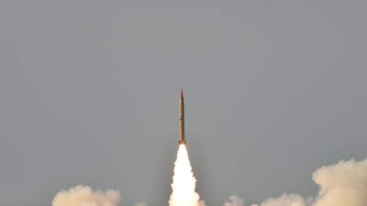 पाकिस्तान की दूसरी सबसे खतरनाक मिसाइल हत्फ-6/शाहीन-2 है. इसकी रेंज करीब 2500 किलोमीटर है. हवा में यह करीब 300 किलोमीटर की ऊंचाई तक जाकर वार करने में सक्षम है.