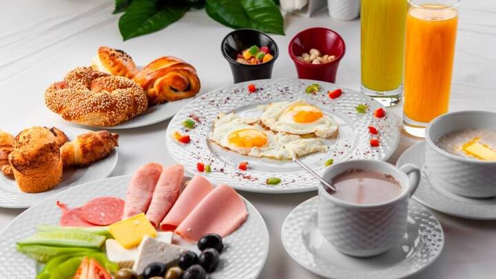 कहा जाता है न सुबह का पहला निवाला अच्छा और शानदार होना चाहिए. इससे साफ अर्थ है कि सुबह का पहला मील अच्छा और भरपेट खाना चाहिए. डॉक्टर्स से लेकर हेल्थ एक्सपर्ट सभी के मुताबिक सुबह का पहला नाश्ता अच्छा होना बेहद जरूरी होता है क्योंकि यह कई सारी परेशानियों को दूर भगाता है.