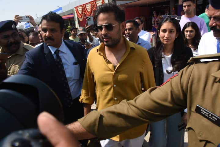 अनंत अंबानी अपने भाई की शादी के प्री वेडिंग फंक्शन का हिस्सा बनने के लिए जामनगर पहुंचे हैं.