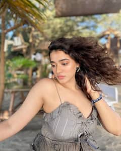 Ketika Sharma: హాట్​నెస్​తో చంపేస్తున్న కేతిక శర్మ.. ఎంతైనా 'రొమాంటిక్ హీరోయిన్​ కదా