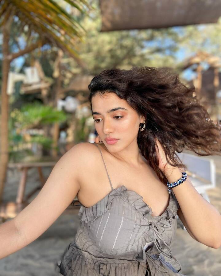 ఈ భామ పోస్ట్ పెట్టిందంటే చాలు అభిమానులు లైక్స్, కామెంట్ల వర్షం కురిపిస్తారు. ఈ భామ పెట్టే ఫోటోలకు అభిమానుల్లో అంత క్రేజ్ ఉంది. (Image Source : Instagram/ketikasharma)