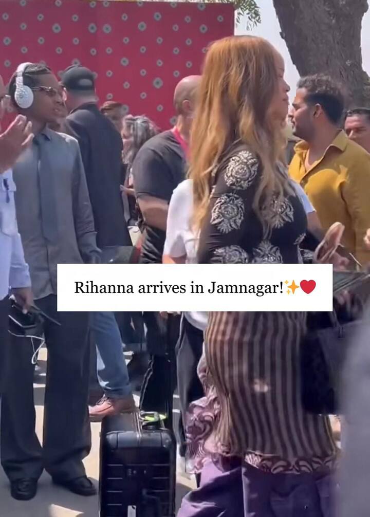 ਅਨੰਤ ਅੰਬਾਨੀ ਅਤੇ ਰਾਧਿਕਾ ਮਰਚੈਂਟ ਦੇ ਪ੍ਰੀ-ਵੈਡਿੰਗ ਫੰਕਸ਼ਨ 'ਚ ਹਾਲੀਵੁੱਡ ਦੀ ਮਸ਼ਹੂਰ ਗਾਇਕਾ ਰਿਹਾਨਾ ਤੋਂ ਇਲਾਵਾ ਕਈ ਅੰਤਰਰਾਸ਼ਟਰੀ ਸਿਤਾਰੇ ਵੀ ਸ਼ਿਰਕਤ ਕਰ ਰਹੇ ਹਨ, ਜਿਨ੍ਹਾਂ ਦੀਆਂ ਤਸਵੀਰਾਂ ਸੋਸ਼ਲ ਮੀਡੀਆ 'ਤੇ ਵਾਇਰਲ ਹੋ ਰਹੀਆਂ ਹਨ।