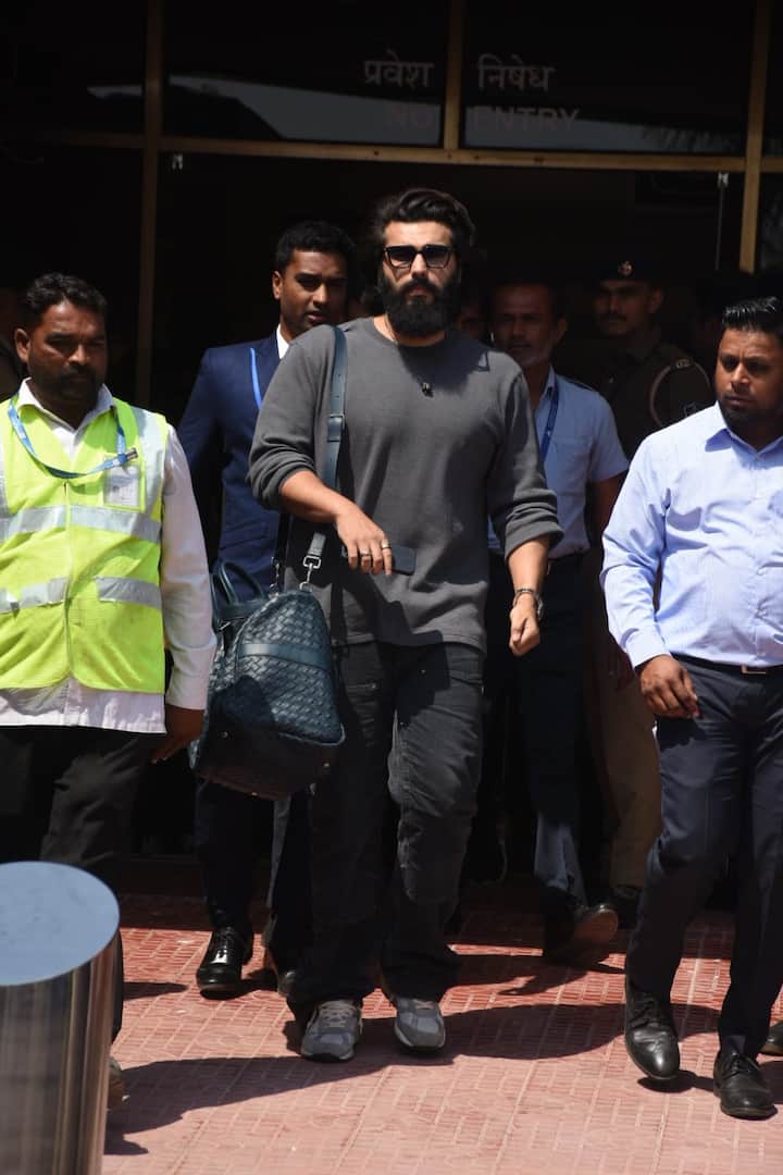 एक्टर बढ़ी हुई दाढ़ी, लंबे बाल और ग्रे टीशर्ट में बहुत ही हैंडसम दिख रहे थे. अर्जुन ने पैपराजी को कई सारे पोज भी दिए.