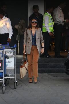 Anant-Radhika Pre Wedding: जामनगर के लिए रवाना हुईं रानी मुखर्जी...एयरपोर्ट पर दिखा बॉसी लुक, देखें तस्वीरें