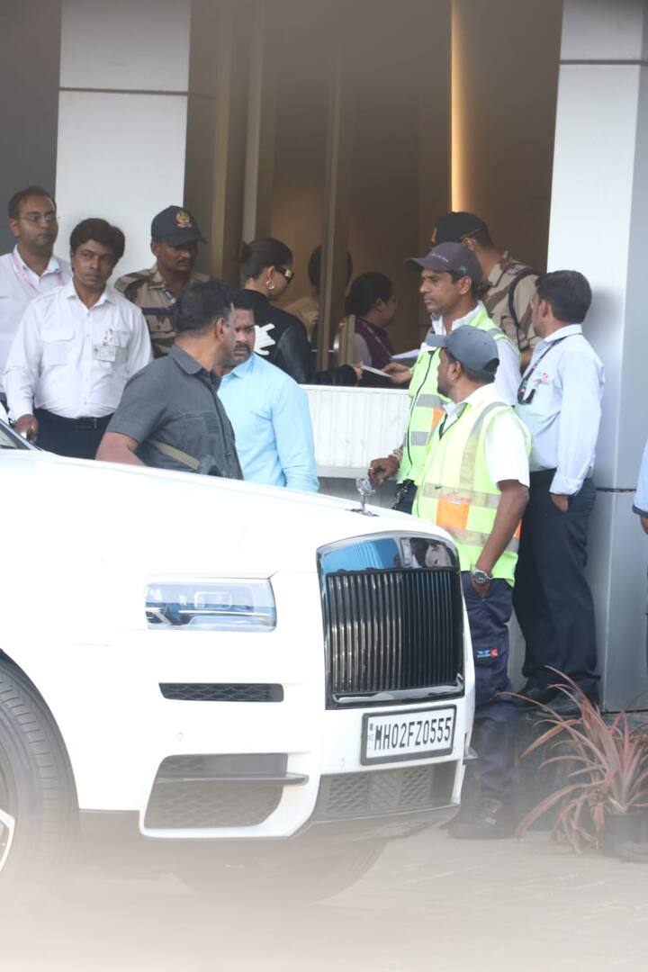 यहां एक्टर अपनी पूरी फैमिली के साथ अनंत अंबानी और राधिका मर्चेंट के प्री वेडिंग जश्न में शामिल होने के लिए पहुंचे हैं.