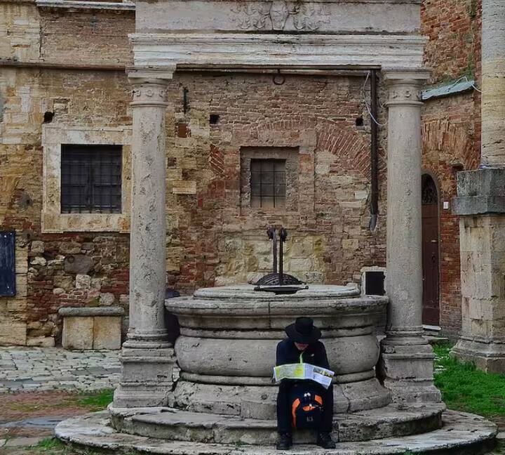 ਤੁਹਾਨੂੰ ਦੱਸ ਦੇਈਏ ਕਿ ਗੋਲ ਖੂਹਾਂ ਦੇ ਗੋਲ ਹੋਣ ਦਾ ਸਭ ਤੋਂ ਵੱਡਾ ਕਾਰਨ ਇਹ ਹੈ ਕਿ ਗੋਲ ਖੂਹਾਂ ਦੀ ਨੀਂਹ ਬਹੁਤ ਮਜ਼ਬੂਤ ​​ਹੁੰਦੀ ਹੈ। ਕਿਉਂਕਿ ਗੋਲ ਖੂਹ ਵਿੱਚ ਕੋਈ ਕੋਨਾ ਨਹੀਂ ਹੁੰਦਾ, ਪਾਣੀ ਦਾ ਦਬਾਅ ਖੂਹ ਦੇ ਚਾਰੇ ਪਾਸੇ ਬਰਾਬਰ ਰਹਿੰਦਾ ਹੈ। ਇਸ ਨਾਲ ਇਸ ਦੇ ਡਿੱਗਣ ਦਾ ਖ਼ਤਰਾ ਘੱਟ ਹੋ ਜਾਂਦਾ ਹੈ।