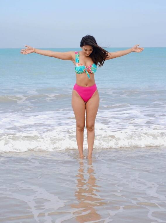 બીચ પર Erica Fernandes એ બિકિનીમાં આપ્યા કાતિલ પોઝ