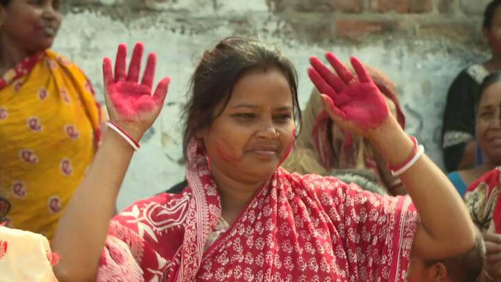 স্থানীয়রা বলছেন, “শান্তি পাব মনে হচ্ছে। নির্ভয়ে বাস করতে পারব। অর্ধেক রাত জেগে থাকতে হবে না। বাড়ি থেকে কেউ তুলে নিয়ে যাবে না। শেখ শাহাজাহান শাস্তি পাক, এটাই চাই।’’