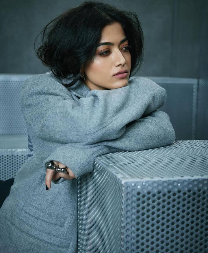 మెస్సీ హెయిర్ స్టెయిల్తో.. ఆ చేతులు కూడా కనిపించని రేంజ్లో ఈ బ్లేజర్ ఉంది. అది ఫ్యాషన్ అనే కన్నా.. మీమర్స్కి మంచి స్టఫ్ ఇచ్చావు అంటూ అభిమానులు కామెంట్లు చేస్తున్నారు. (Images Source : Instagram/RashmikaMandanna)