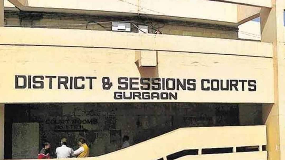 Gurugram News: कोर्ट में दो उंगली से जज को सैल्यूट करने पर नपे एसीपी, मजिस्ट्रेट ने दिए ये आदेश Gurugram News ACP fined for salutin judge with two fingers in Gurgaon court Gurugram News: कोर्ट में दो उंगली से जज को सैल्यूट करने पर नपे एसीपी, मजिस्ट्रेट ने दिए ये आदेश