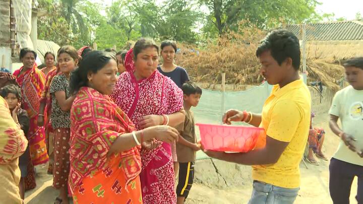 গত কয়েকদিন ধরে তৃণমূল নেতার গ্রেফতারির দাবিতে সরব হয়েছেন স্থানীয়রা। তাতে দফায় দফায় ছড়ায় উত্তেজনা।