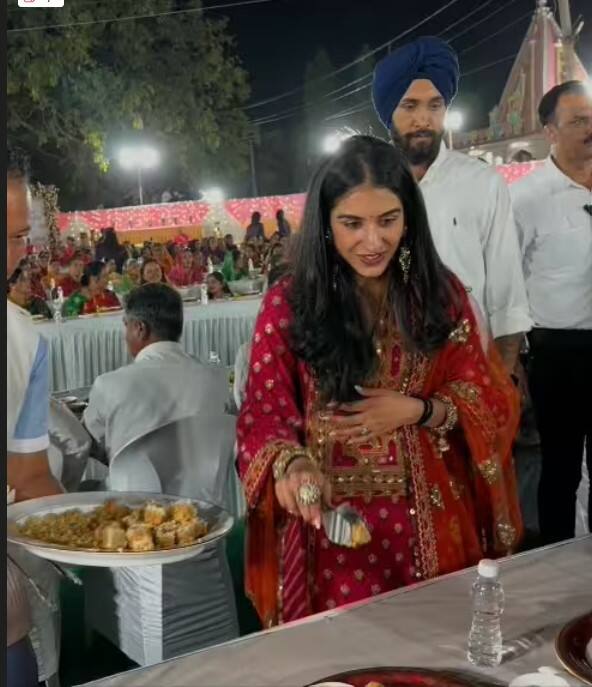 ਅੰਨ ਸੇਵਾ ਤੋਂ ਜੋ ਤਸਵੀਰਾਂ ਸਾਹਮਣੇ ਆਈਆਂ ਹਨ, ਉਨ੍ਹਾਂ 'ਚ ਮੁਕੇਸ਼ ਅੰਬਾਨੀ, ਅਨੰਤ ਅੰਬਾਨੀ ਅਤੇ ਰਾਧਿਕਾ ਮਰਚੈਂਟ ਲੋਕਾਂ ਨੂੰ ਹੱਥਾਂ ਨਾਲ ਭੋਜਨ ਕਰਵਾਉਂਦੇ ਹੋਏ ਦੇਖਿਆ ਜਾ ਸਕਦਾ ਹੈ।