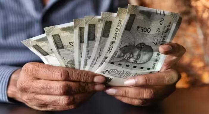 મહિલા સન્માન સેવિંગ સર્ટિફિકેટ એ મહિલાઓ માટે શરૂ કરાયેલી એક વિશેષ યોજના છે. આમાં 2 લાખ રૂપિયાનું રોકાણ કરવાથી તમને બે વર્ષમાં જમા રકમ પર 7.5 ટકા વ્યાજનો લાભ મળે છે. આ યોજના હેઠળ રોકાણ કરવાથી તમને આવકવેરાની કલમ 80C હેઠળ 1.5 લાખ રૂપિયાની છૂટ મળતી નથી.