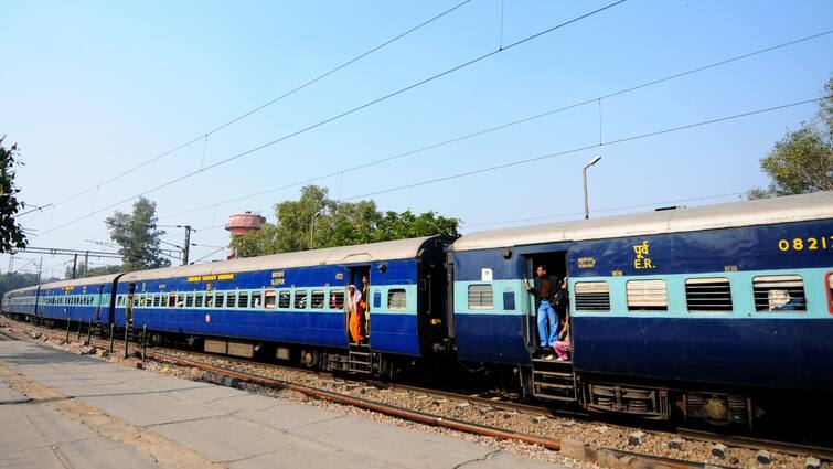 Railway employees on strike from may 1st demands old Pension Scheme sent notice Ministry on March 19 एक मई से अनिश्चितकालिन हड़ताल पर रहेंगे रेलवे कर्मचारी, इन मांगों को लेकर नहीं बन रही सरकार से बात