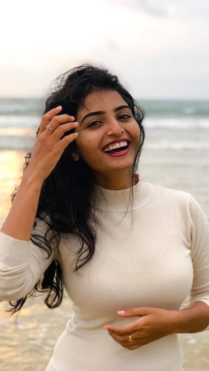 తాజాగా ఆమె నటించిన హారర్ థ్రిల్లర్ మూవీ ‘తంత్ర‘ త్వరలో విడుదలకు రెడీ అవుతోంది. Photo Credit: Ananya nagalla/Instagram