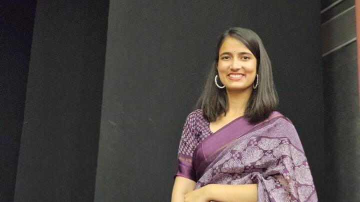 লাঘিমা বিশ্বাস করেন একনিষ্ঠতায়। তিনি উৎসাহী পরীক্ষার্থীদের উদ্দেশ্যে বলেন যে তাঁরা যদি দিনে কয়েক ঘন্টাও পড়েন, তবে সেই সময়টাই যেন নিষ্ঠার সঙ্গে রোজ পড়তে বসেন। ছবি- লাঘিমা তিওয়ারির ইনস্টাগ্রাম