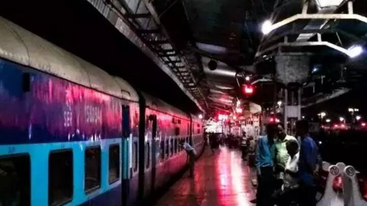 इसके साथ ही रात के समय में टीटीई की यह जिम्मेदारी होती है कि ट्रेन में कोई असामाजिक तत्व न घुस जाए या फिर कोई भिखारी या अन्य व्यक्ति घुस पाए. जिससे यात्रियों को दिक्कत हो. इसके लिए टीटीई को सजग रहना पड़ता है.