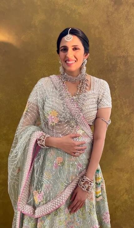 முகேஷ் அம்பானியின் மூத்த மருமகளான ஷ்லோகா மெஹ்தா, ரூபாய் 4 கோடி மதிப்பிலான விண்டேஜ் மெர்சிடிஸ் பென்ஸ் காரை சொந்தமாக வைத்துள்ளார்.