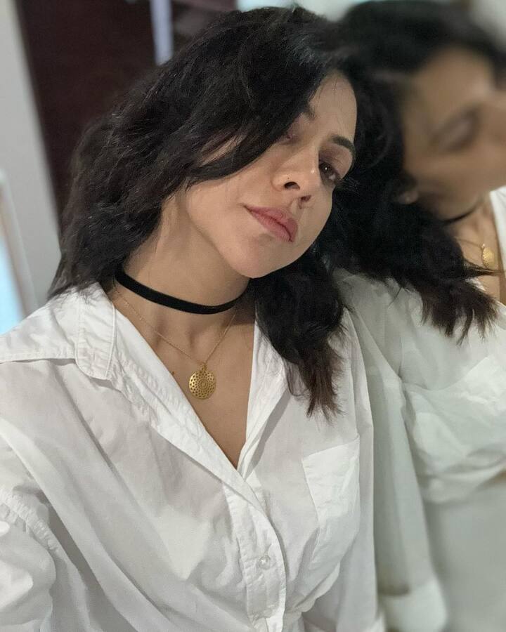 మిర్రర్ సెల్ఫీలను తీసుకున్న మడోన్నా సెబాస్టియన్ వాటిని ఇన్​స్టాలో పోస్ట్ చేసింది. వైట్ కలర్ షర్ట్​లో నెక్ బ్యాండ్​తో ఫోటోలు దిగి ఇన్​స్టాలో షేర్ చేసింది.(Images Source : Instagram/madonnasebastianofficial)