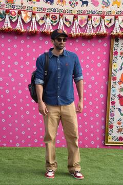 Anant-Radhika Pre Wedding: जामनगर पहुंचकर जेह को कंधे पर बैठाए नजर आए सैफ अली खान...पति का हाथ थाम माधुरी ने दिए पोज, देखें तस्वीरें