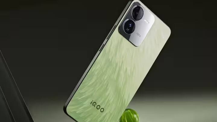 આ યાદીમાં આગળનું નામ Vivo કંપનીનું છે. Vivoની Vivo V30 સિરીઝ પણ ભારતમાં 7 માર્ચે લોન્ચ થવા જઈ રહી છે. આ શ્રેણીમાં, કંપની બે સ્માર્ટફોન લોન્ચ કરશે, જેમાં Vivo V30 અને Vivo V30 Pro મોડલ સામેલ હશે. Vivo V30માં 6.78 ઇંચની સ્ક્રીન, 50MP + 50MP બેક કેમેરા, Snapdragon 7 Gen 3 ચિપસેટ સહિતની ઘણી સુવિધાઓ હોવાની અપેક્ષા છે. તે જ સમયે, Vivo V30 Proમાં 6.78 ઇંચ ફુલ એચડી પ્લસ AMOLED ડિસ્પ્લે, 50MP+50MP+50MP બેક કેમેરા, MediaTek ડાયમેન્સિટી 8200 SoC સહિત ઘણા વિશિષ્ટ વિશિષ્ટતાઓ હોવાની અપેક્ષા છે.