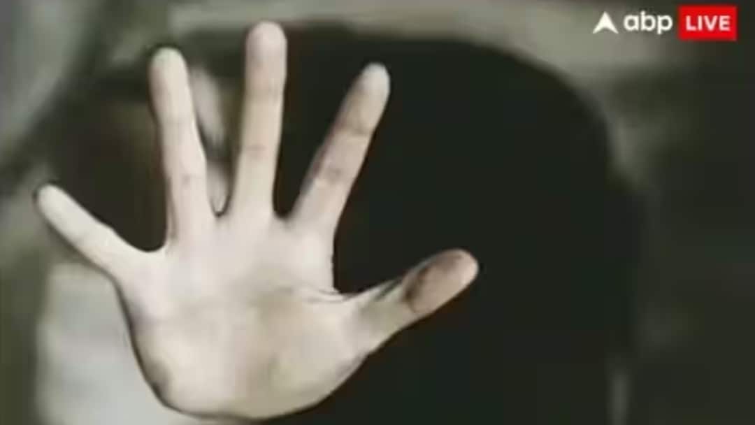 दिल्ली कैंट बोर्ड अस्पताल के आईसीयू में भर्ती महिला से छेड़छाड़, आरोपी फरार, तलाश में जुटी पुलिस Female patient admitted Delhi Cantt Board Hospital ICU molested by nursing staff दिल्ली कैंट बोर्ड अस्पताल के आईसीयू में भर्ती महिला से छेड़छाड़, आरोपी फरार, तलाश में जुटी पुलिस