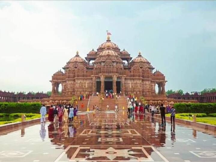 BAPS Shri Swaminarayan Mandir: BAPS Shri Swaminarayan Mandir is a Hindu temple dedicated to Lord Swaminarayan. It features intricate carvings, vibrant wall paintings, and stunning architecture, providing a peaceful atmosphere for visitors. (Image Source: Instagram/ bapsshriswaminarayanmandir)