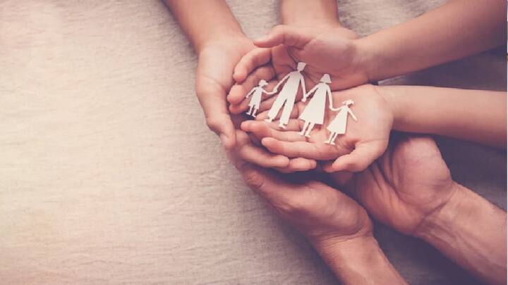 महिलाएं अपने भविष्य को सुरक्षित करने के लिए जीवन बीमा पॉलिसी में भी निवेश कर सकती हैं. भारतीय जीवन बीमा निगम भी महिलाओं की जरूरतों के हिसाब से समय-समय पर कई स्कीम्स लॉन्च करता रहता है.