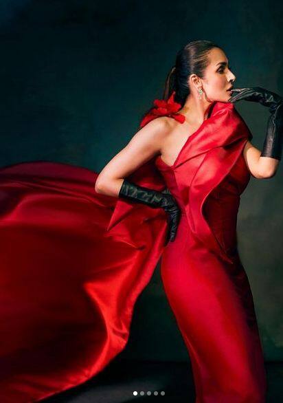 ਹਾਲ ਹੀ ਵਿੱਚ ਮਲਾਇਕਾ ਨੇ ਰੈੱਡ ਵਨ ਸਾਈਡ ਆਫ ਸ਼ੋਲਡਰ ਗਾਊਨ 'ਚ ਤਸਵੀਰਾਂ ਸ਼ੇਅਰ ਕੀਤੀਆਂ ਹਨ। ਦੇਖੋ ਮਲਾਇਕਾ ਅਰੋੜਾ ਦੇ ਕਿਲਰ ਲੁੱਕ ਦੀਆਂ ਤਸਵੀਰਾਂ ਜੋ ਹਰ ਕਿਸੇ ਨੂੰ ਦੀਵਾਨਾ ਬਣਾ ਰਹੀਆਂ ਹਨ।