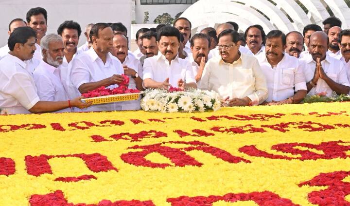 அதனை தொடர்ந்து, கழக உறுப்பினர்களுடன் மெரினாவில் உள்ள அண்ணா, கலைஞர் நினைவிடத்திற்கு சென்று மலர் வளையம் வைத்து மரியாதை செலுத்தினர். வேப்பேரியில் உள்ள பெரியார் திடலுக்கும் சென்று மரியாதை செலுத்தினார்.