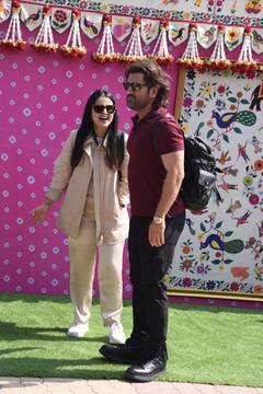 Anant- Radhika Pre Wedding: पत्नी साक्षी के साथ जामनगर पहुंचे MS Dhoni, एयरपोर्ट पर दिखी कपल की क्यूट बॉन्डिंग