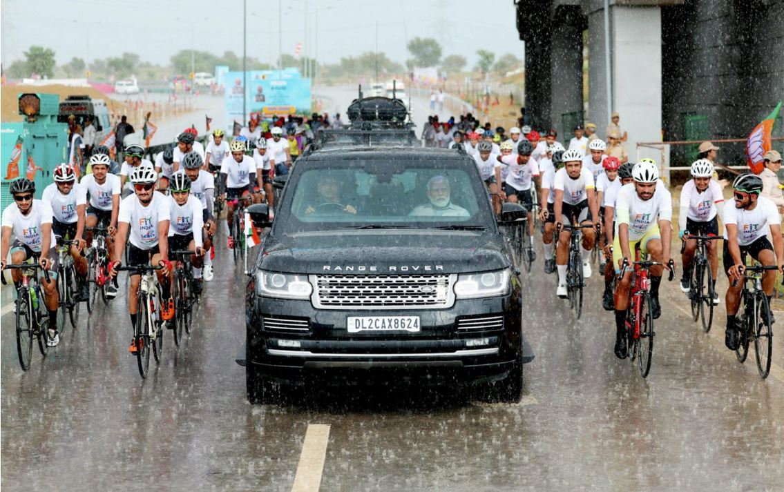 PM मोदी की हाइटेक गाड़ियों में वर्ल्ड क्लास सेफ्टी फीचर्स, रेंज रोवर से मर्सिडीज तक की करते हैं सवारी