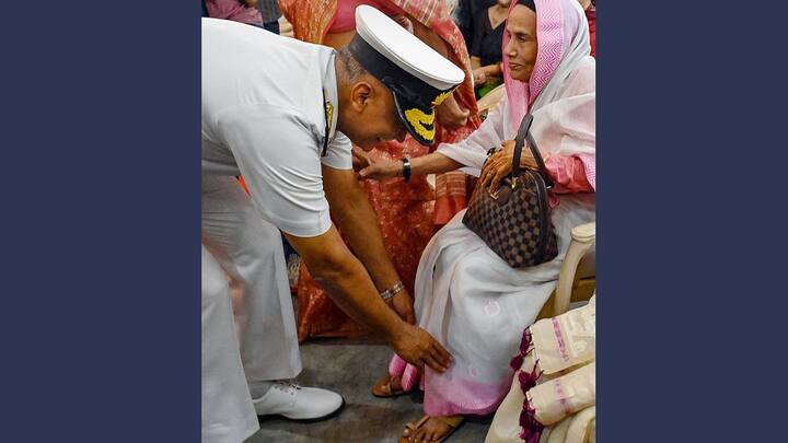 नेवी चीफ के इस दौरे की एक तस्वीर सोशल मीडिया पर खूब वायरल हो रही है, जिसमें वह एक महिला के पैर छूते हुए नजर आ रहे हैं. ऐसे में हर कोई सवाल कर रहा है कि आखिर ये महिला कौन हैं. आइए इसका जवाब जानते हैं.