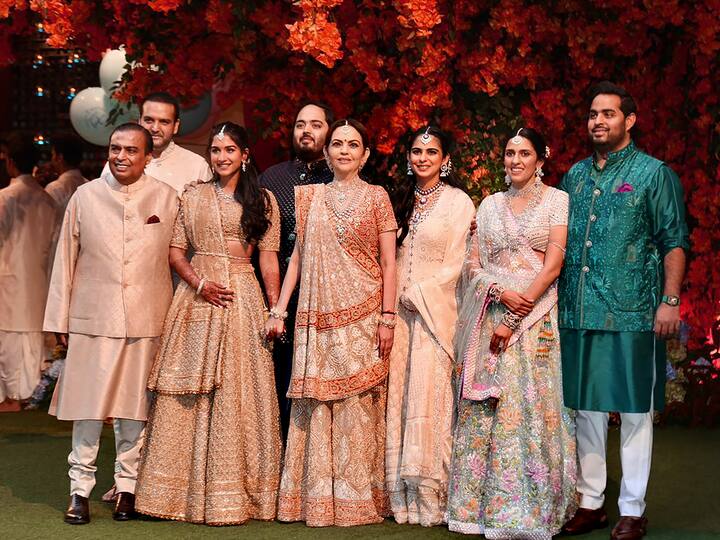 दिसंबर 2018 से मार्च 2019 तक, राधिका को अनंत के बड़े भाई-बहनों आकाश अंबानी और ईशा अंबानी की शादियों में शामिल होते देखा गया था. राधिका को पारिवारिक अनुष्ठानों में हिस्सा लेते देखा गया, जिससे पता चलता है कि वह इस समय अंबानी फैमिली के बेहद क्लोज हैं.