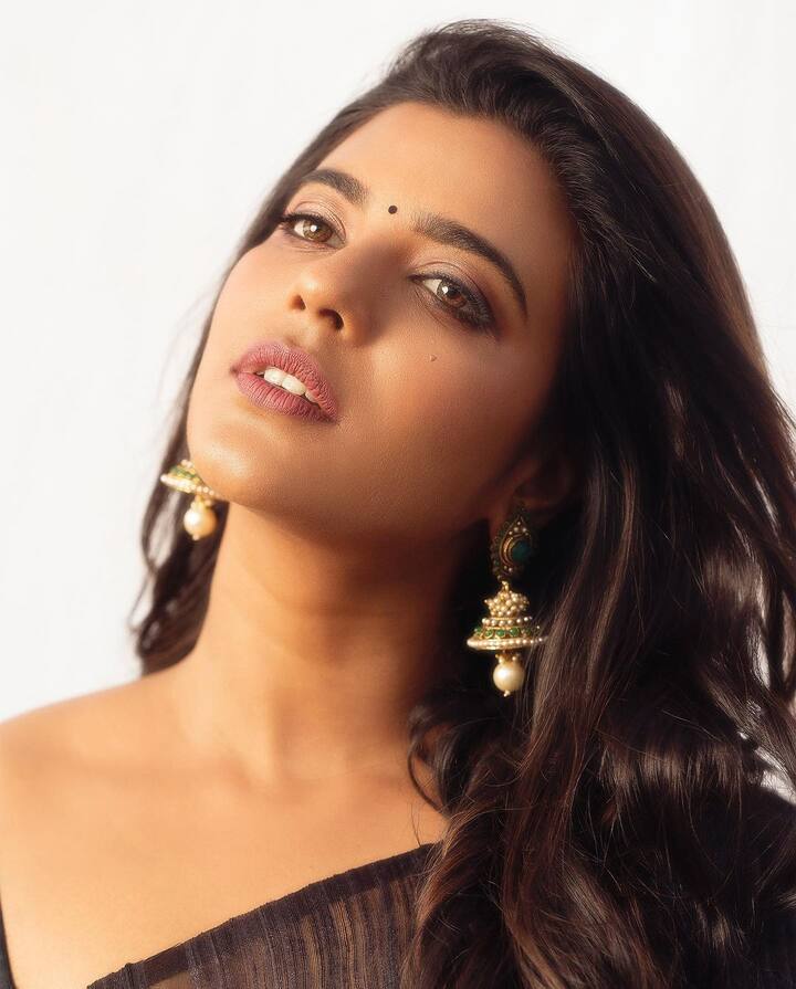 தனது இயல்பான நடிப்பின் மூலம் ரசிகர்கள் மனதில் இடம் பிடித்தவர் நடிகை ஐஸ்வர்யா ராஜேஷ்.