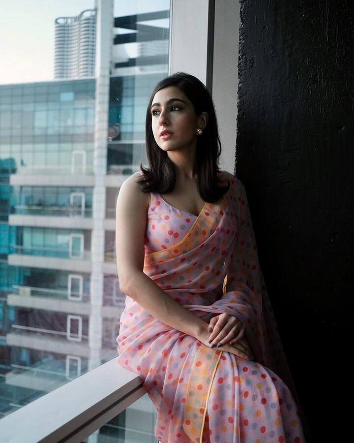 తాజాగా ఆమె `ఏ వతన్ మేరే వతన్` సినిమాలో నటిస్తోంది. ఈ చిత్రంలో ఆమె స్వాతంత్య్ర పోరాట యోధురాలిగా కనిపించనుంది. అయితే బాలీవుడ్ సీనియర్ నటుడు సైఫ్ అలీ ఖాన్ నట వారసురాలిగా సినిమా పరిశ్రమలోకి అడుగు పెట్టింది సారా అలీఖాన్.