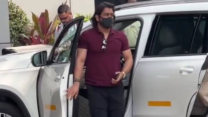 Former Indian cricket team captain MS Dhoni and his wife, Sakshi Dhoni, were reportedly seen boarding a flight bound for Jamnagar. (Image Source: X/ @CricCrazyJohns)