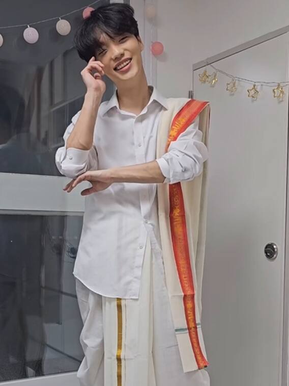 धोती कुर्ते में नजर आया दक्षिण कोरिया का शख्स, लोगों का दिल जीत रहा Video