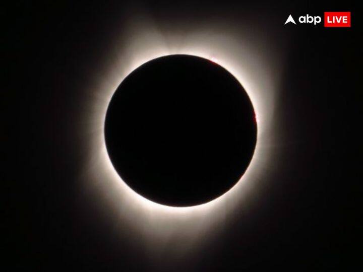 साल का पहला ग्रहण मार्च के महीने में लगने जा रहा है. मार्च का महीना बहुत खास होने वाला है. मार्च में बहुत से महत्वपूर्ण त्योहार भी पड़ने वाले हैं. साथ ही मार्च में लगने जा रहा है साल 2024 का पहला ग्रहण. साल का पहला ग्रहण चंद्र ग्रहण होगा.