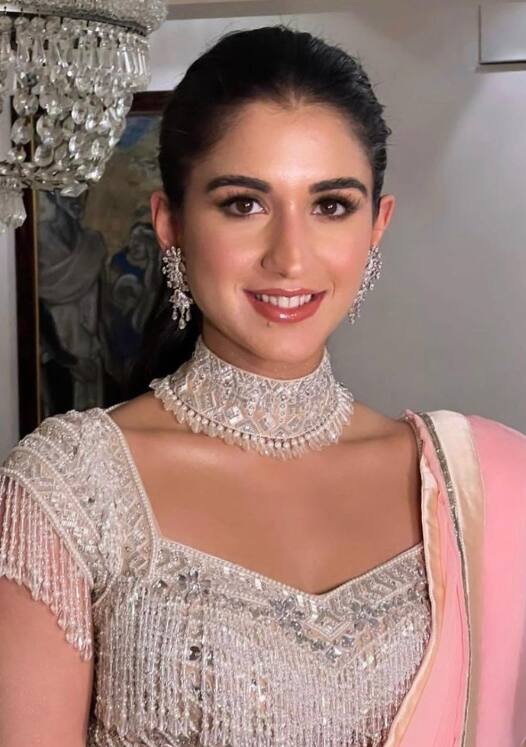 முகேஷ் அம்பானியின் மருமகளாக போகும் ராதிகா மெர்சண்ட், ரூபாய் 3 லட்சம் மதிப்பிலான ஜுடித் லைபர் க்ளட்சை வைத்துள்ளார்.