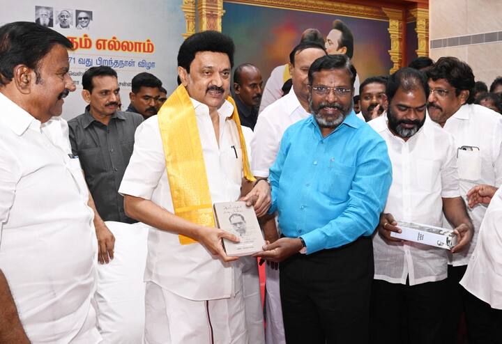 விடுதலை சிறுத்தைகள் கட்சியின் தலைவரும், நாடாளுமன்ற உறுப்பினருமான தொல்.திருமாவளவன்,சட்டமன்ற உறுப்பினர்கள் எஸ்.எஸ்.பாலாஜி,எம்.பாபு ஆகியோர் முதல்வரை சந்தித்து பிறந்தநாள் வாழ்த்து தெரிவித்தனர்.