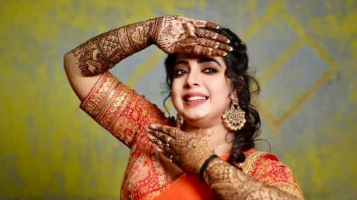 বাঙালি একটি রেস্তোরাঁয় বন্ধুরা আয়োজন করেছিলেন এই আইবুড়োভাতের। পাতে ছিল ডাব-চিংড়ি থেকে শুরু করে বাসন্তী পোলাও, পাঁঠার মাংস, লুচি ও আরও একাধিক সাবেকি বাঙালি খাবার। ছবি: শ্রীময়ী চট্টরাজের ফেসবুক