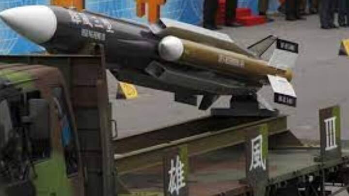 इस बात से हर कोई अच्छी तरह से वाकिफ है कि ताइवान के अपेक्षा चीन काफी मजबूत है. अगर युद्ध हुआ तो वह ताइवान के खिलाफ आसानी से जीत हासिल कर लेगा। ऐसी स्थिति में बात करे ताइवान के कुछ प्रमुख हथियारों के बारे में जो चीनी सेना को धूल में मिटाने की क्षमता रखते हैं, तो उनके नाम कुछ इस प्रकार हैं-